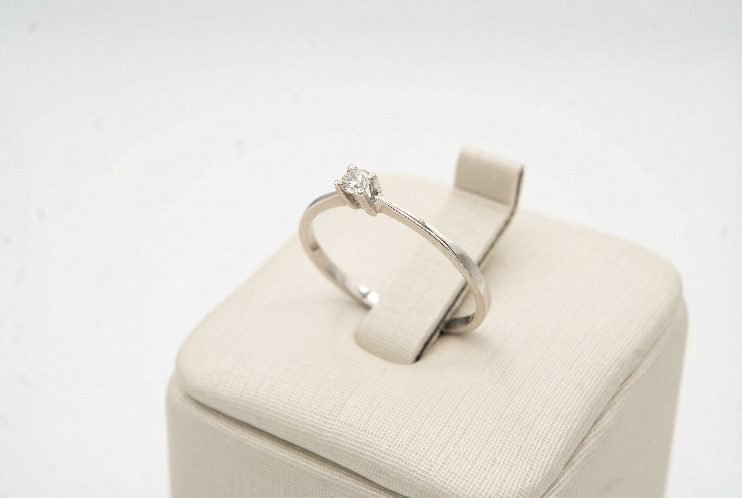 Anel Solitário em Ouro Branco 18K com Diamante — Lapidação Brilhante 7 Pontos