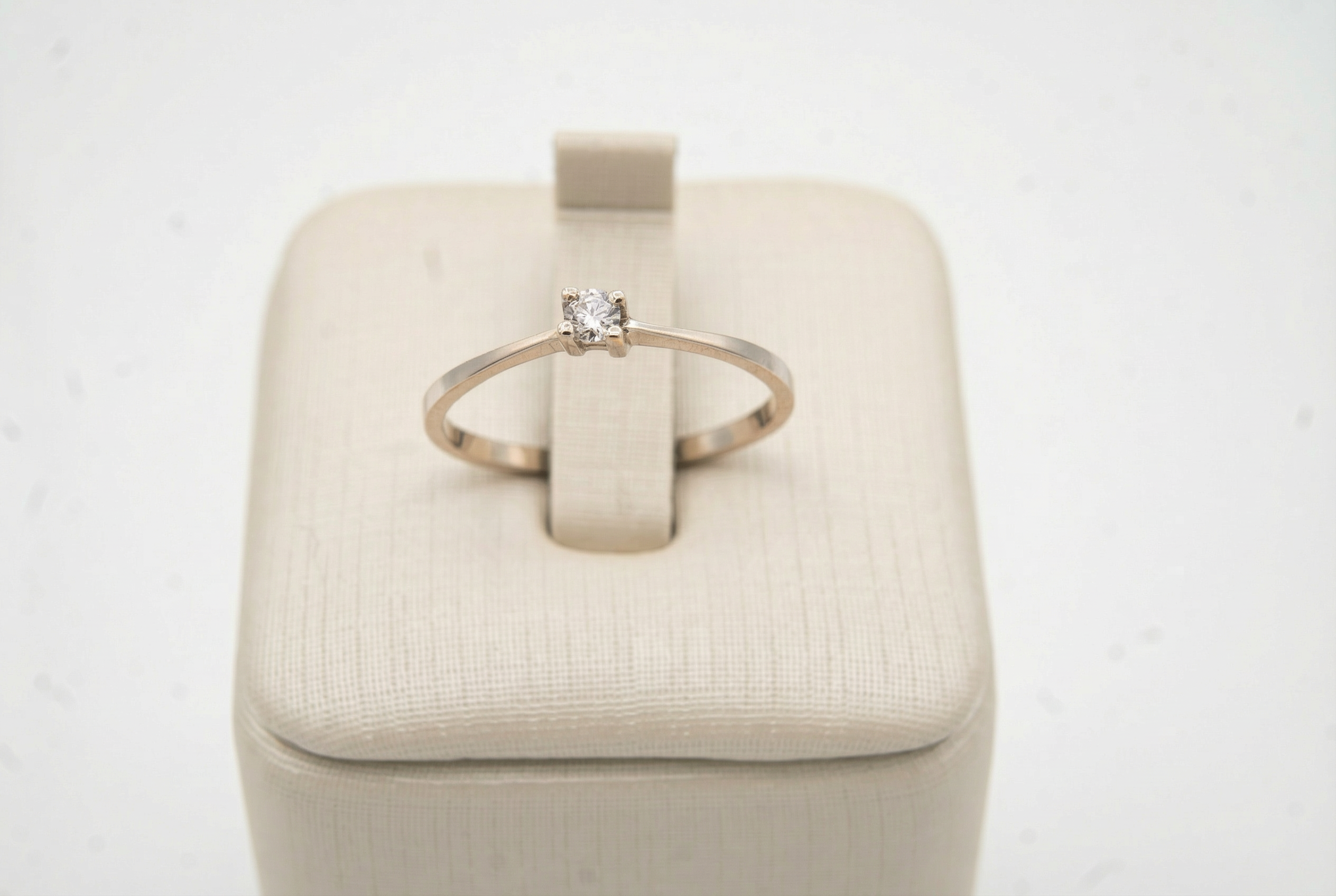 Anel Solitário em Ouro Branco 18K com Diamante — Lapidação Brilhante 7 Pontos