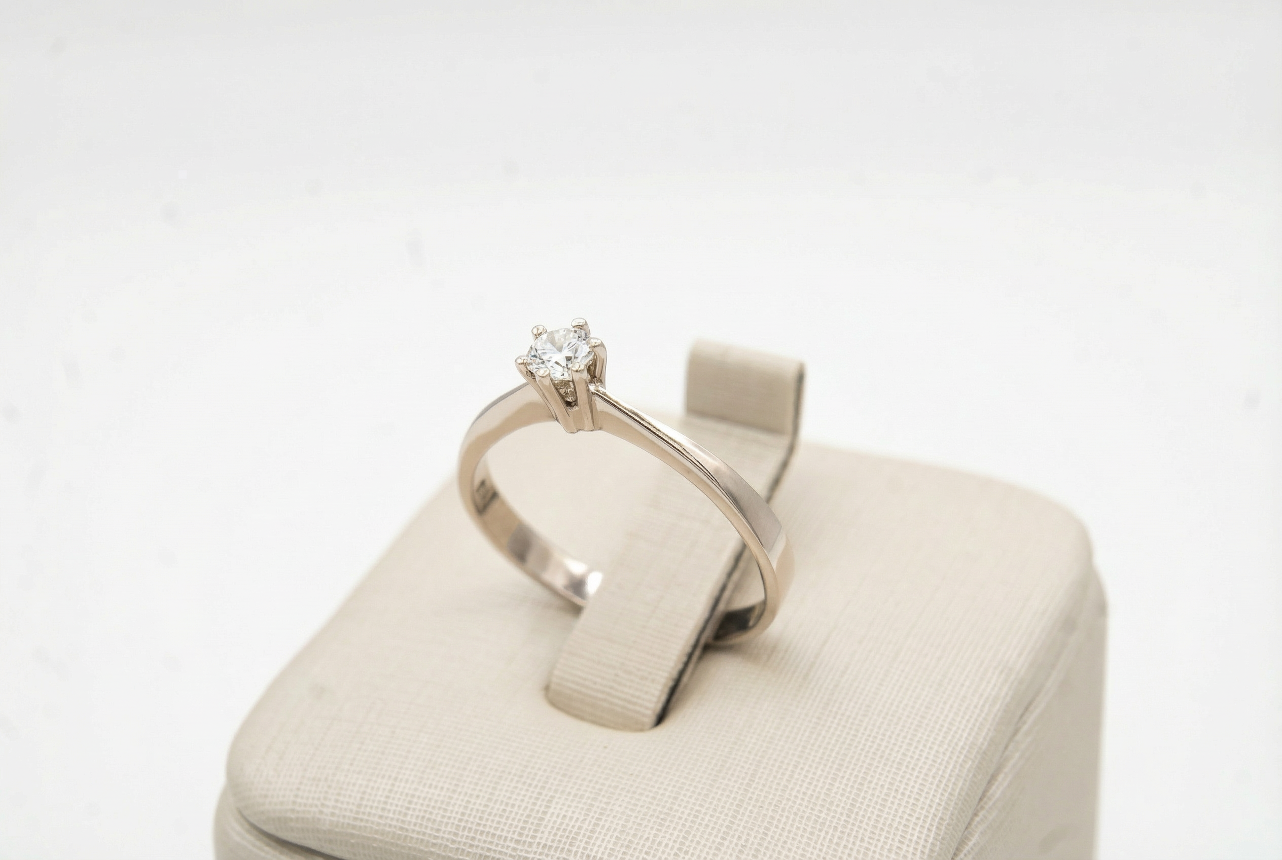 Anel Solitário em Ouro Branco 18K com Diamante — Lapidação Brilhante 15 Pontos