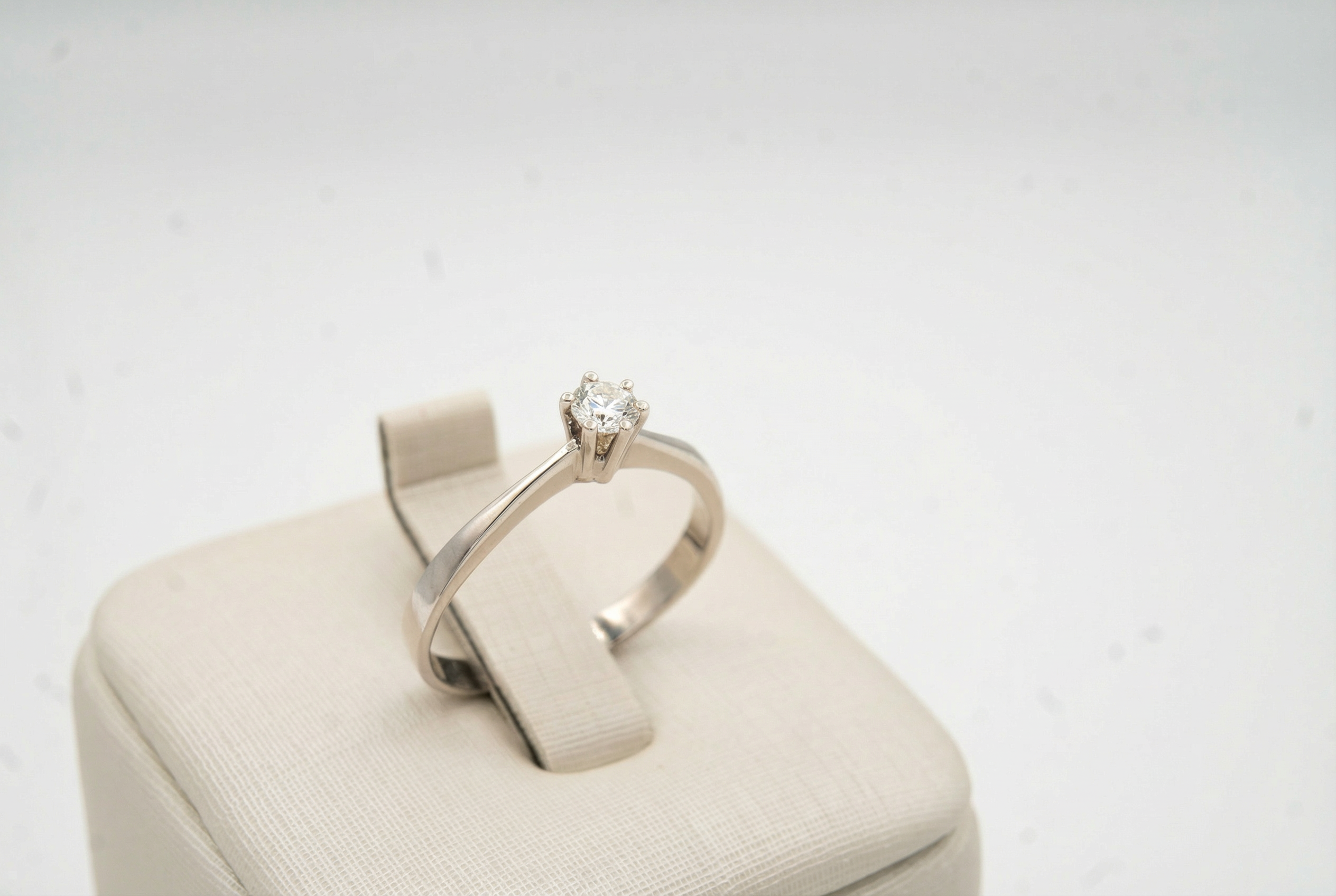 Anel Solitário em Ouro Branco 18K com Diamante — Lapidação Brilhante 15 Pontos