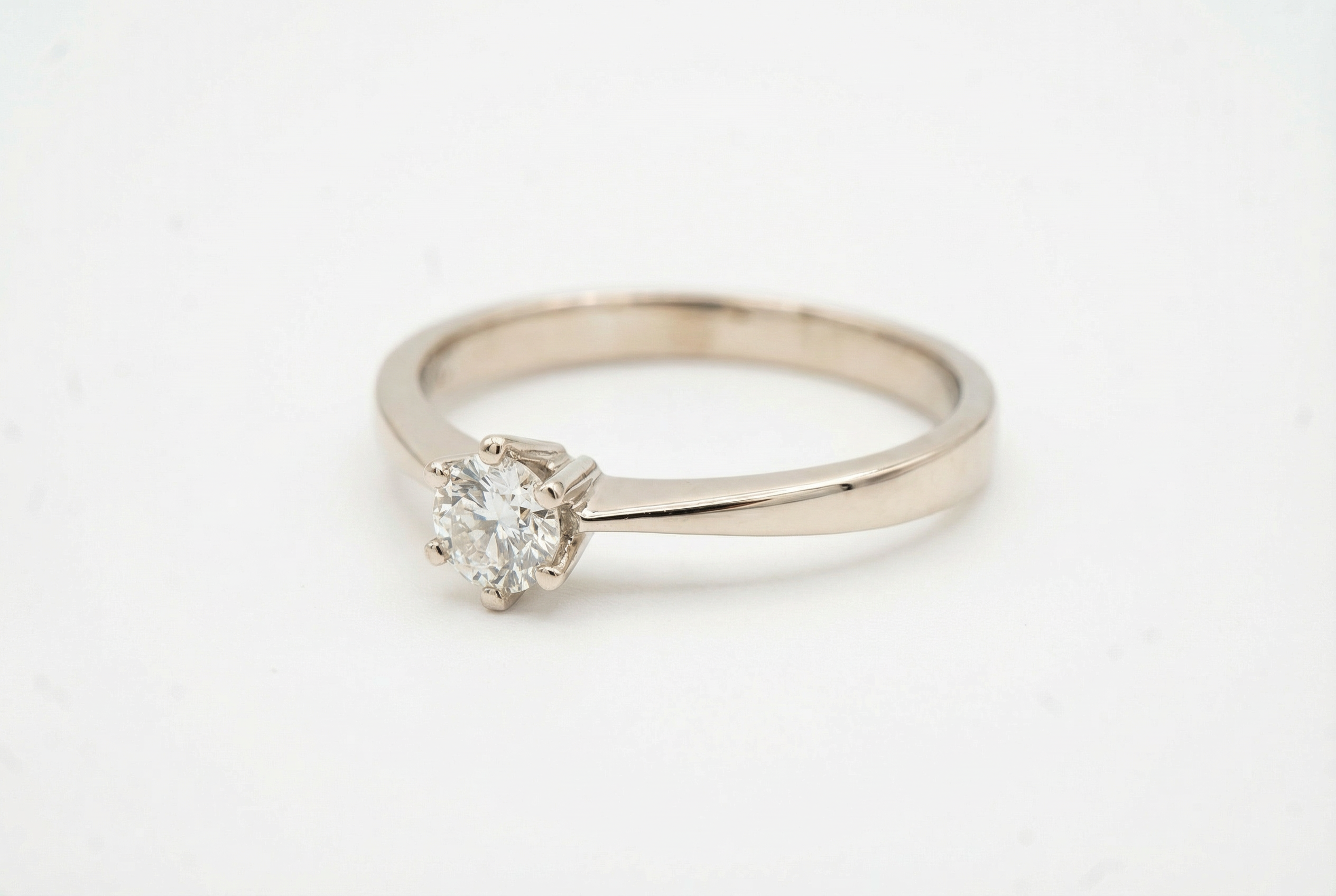 Anel Solitário em Ouro Branco 18K com Diamante — Lapidação Brilhante 15 Pontos