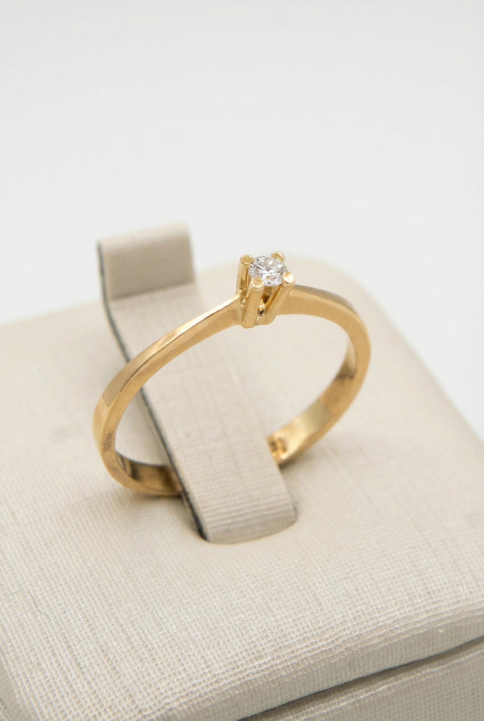 Anel Solitário em Ouro 18K com Diamante — Lapidação Brilhante 5 Pontos