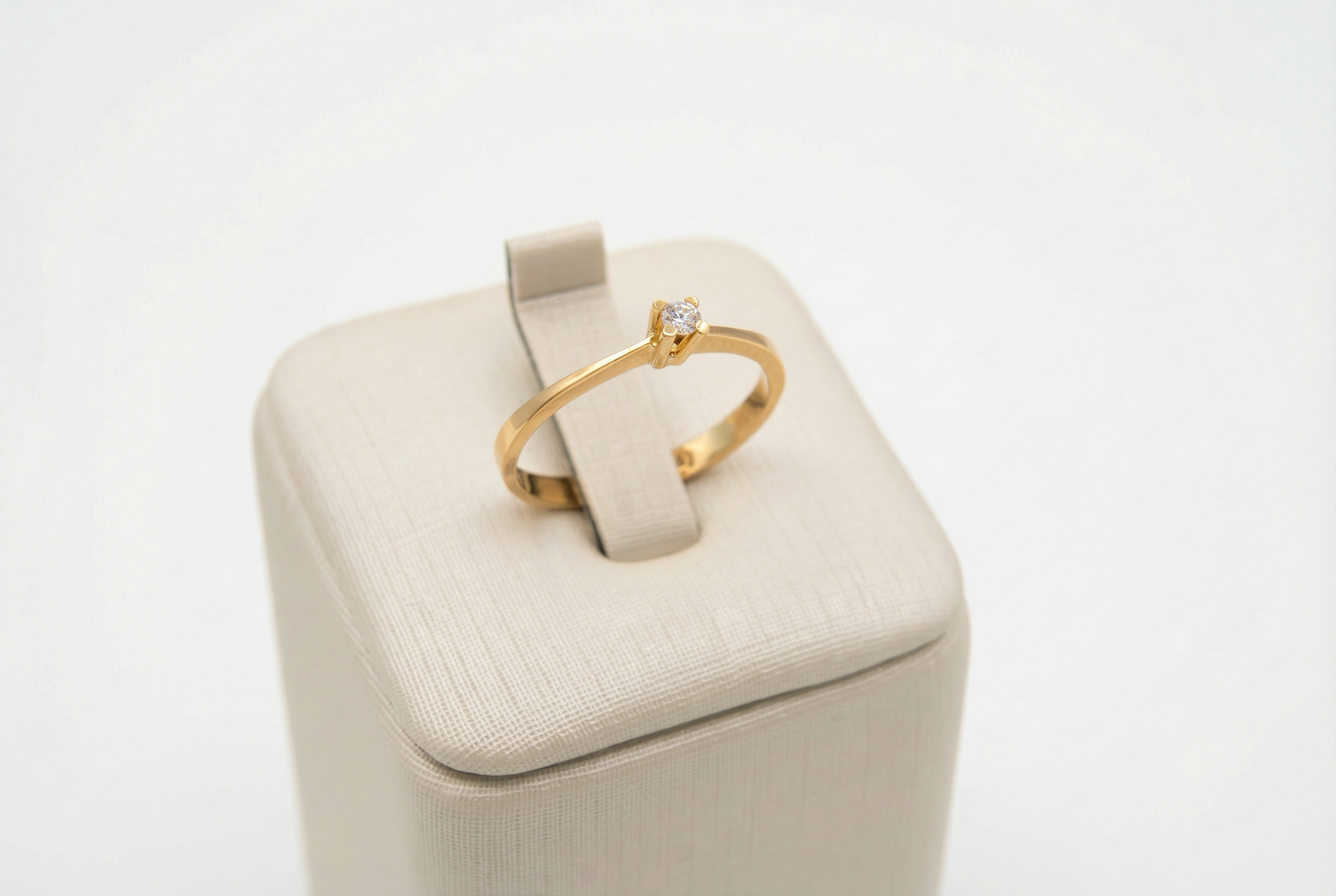 Anel Solitário em Ouro 18K com Diamante — Lapidação Brilhante 5 Pontos