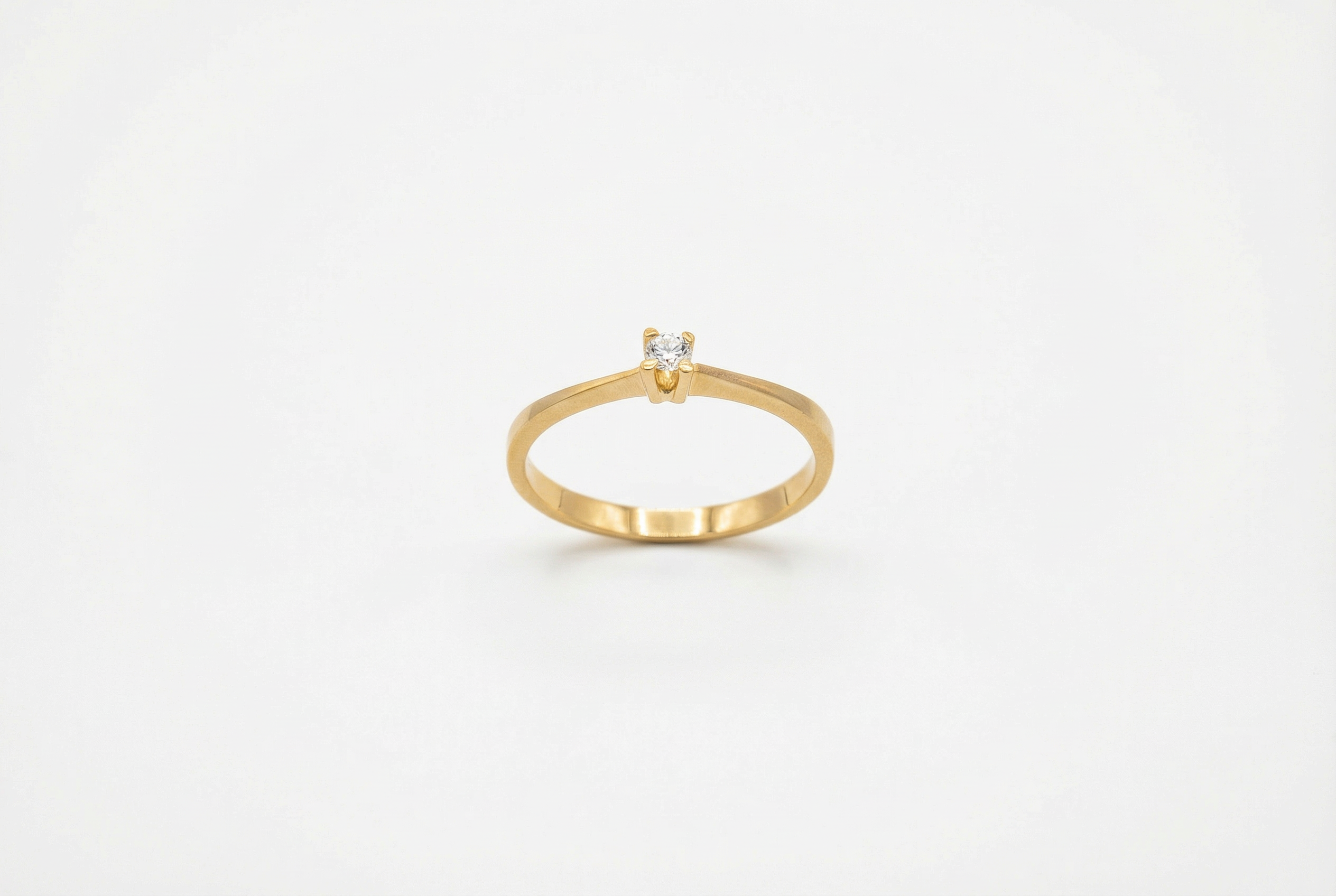 Anel Solitário em Ouro 18K com Diamante — Lapidação Brilhante 5 Pontos