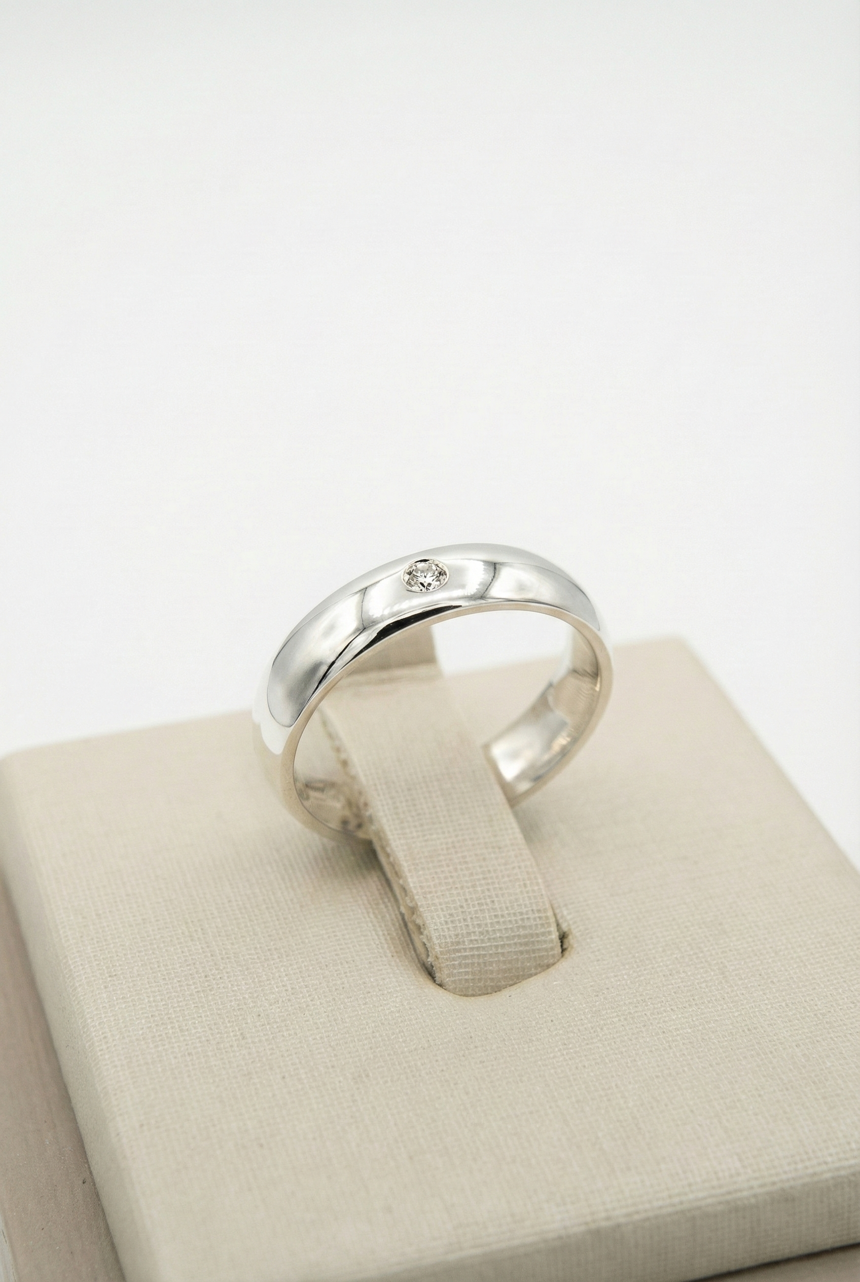 Aliança Prata 925 Borda Arredondada + Pedra de Diamante