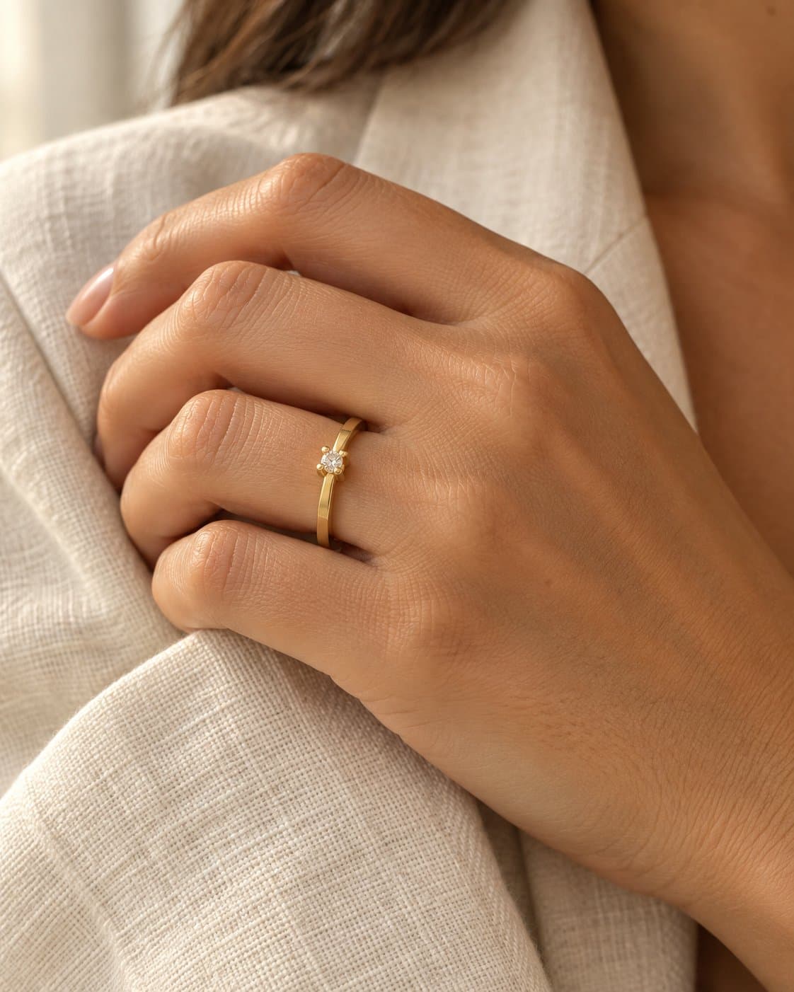 Anel solitário em ouro 18K com diamante de 5 pontos, na mão