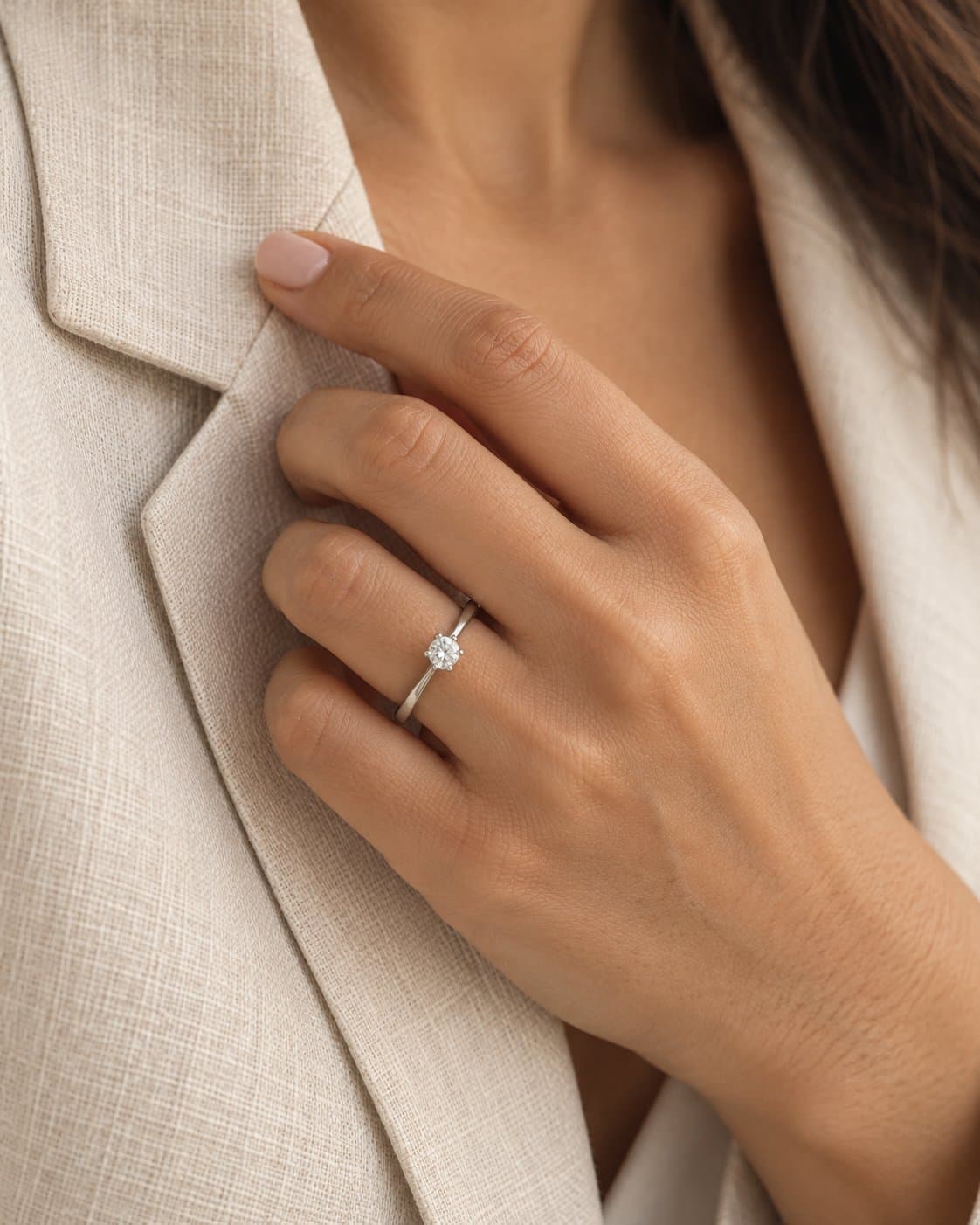 Anel solitário em ouro branco 18K com diamante, em uso