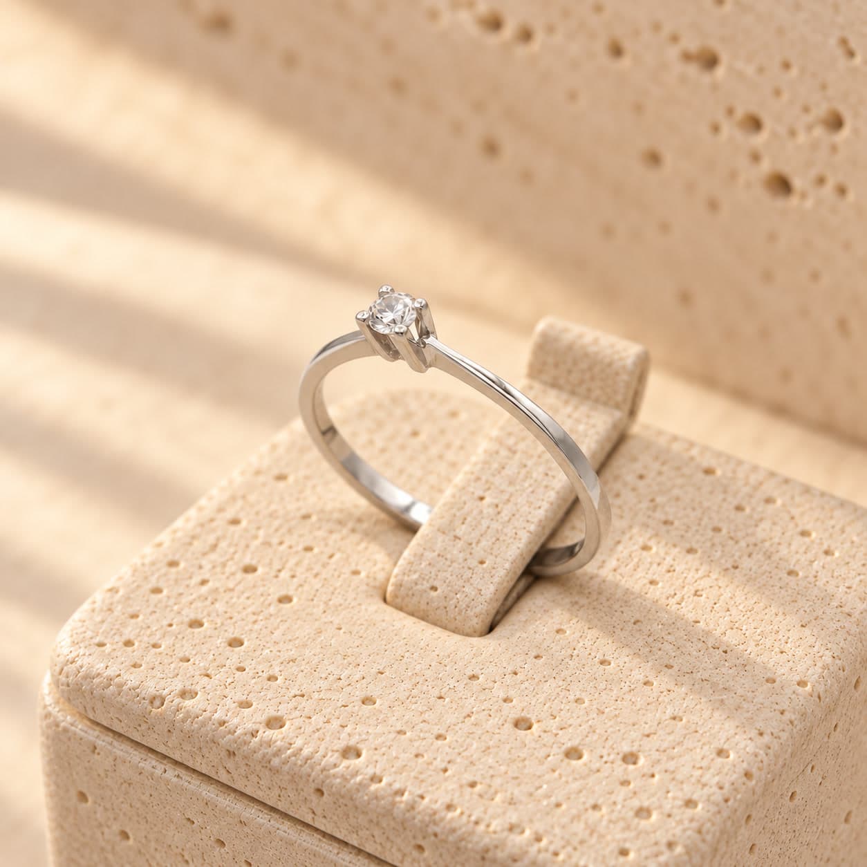 Anel Solitário em Ouro Branco 18K com Diamante, Lapidação Brilhante 15 Pontos