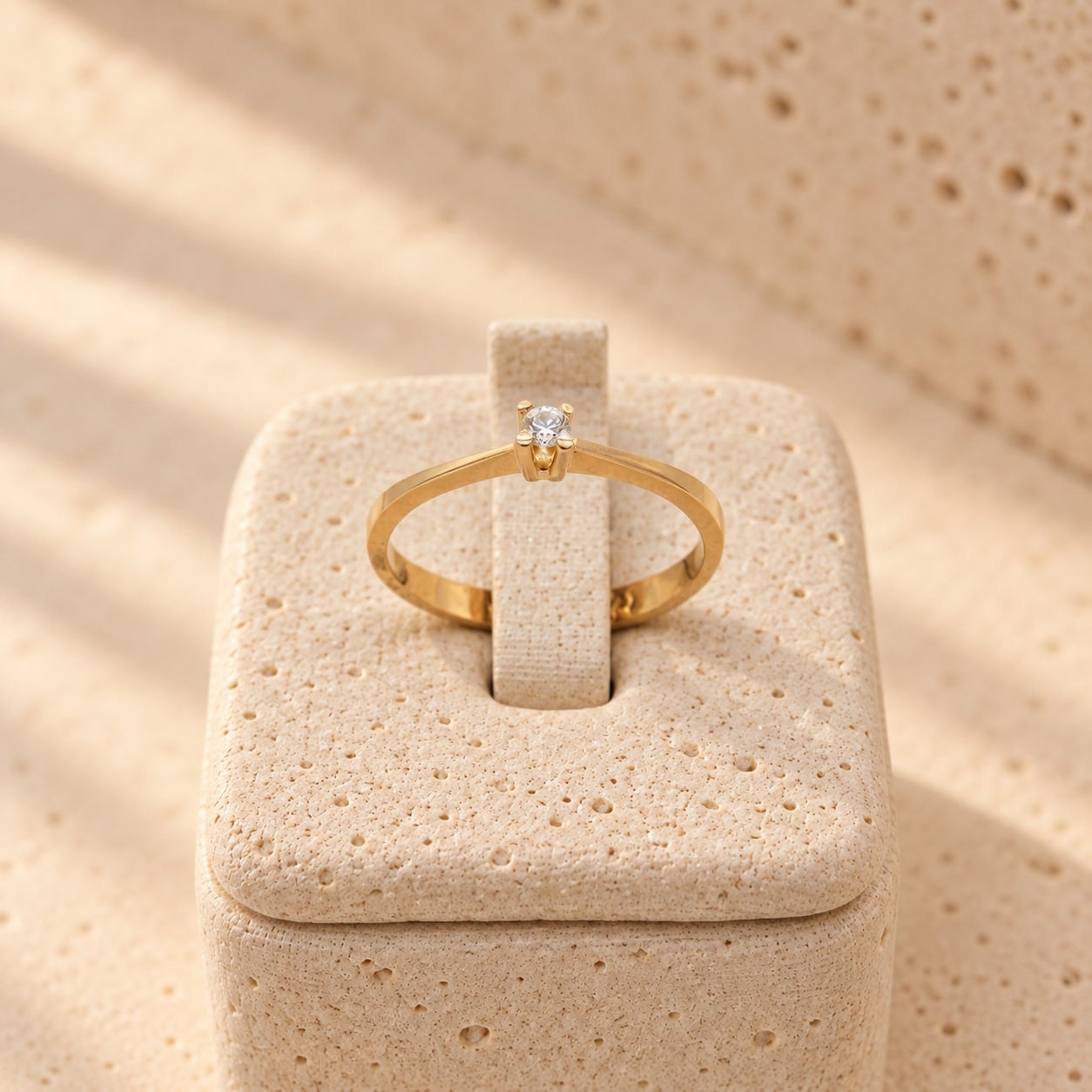 Anel Solitário em Ouro 18K com Diamante, Lapidação Brilhante 5 Pontos