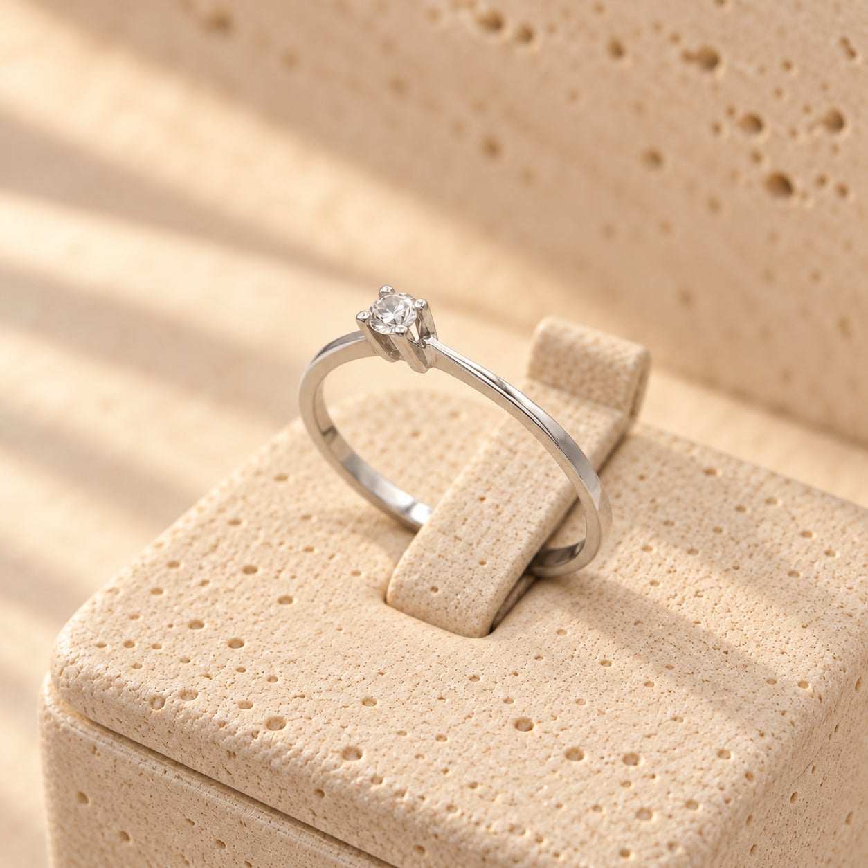 Anel Solitário em Ouro Branco 18K com Diamante, Lapidação Brilhante 15 Pontos