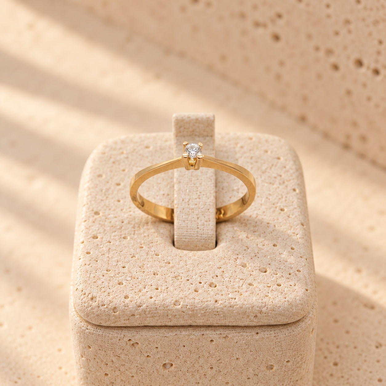Anel Solitário em Ouro 18K com Diamante, Lapidação Brilhante 5 Pontos