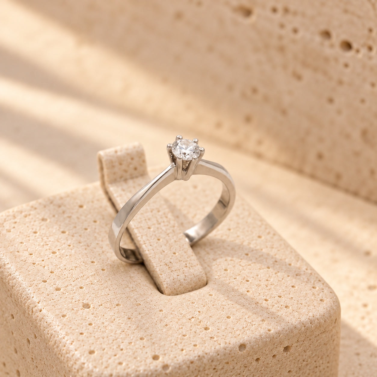 Anel Solitário em Ouro Branco 18K com Diamante, Lapidação Brilhante 7 Pontos