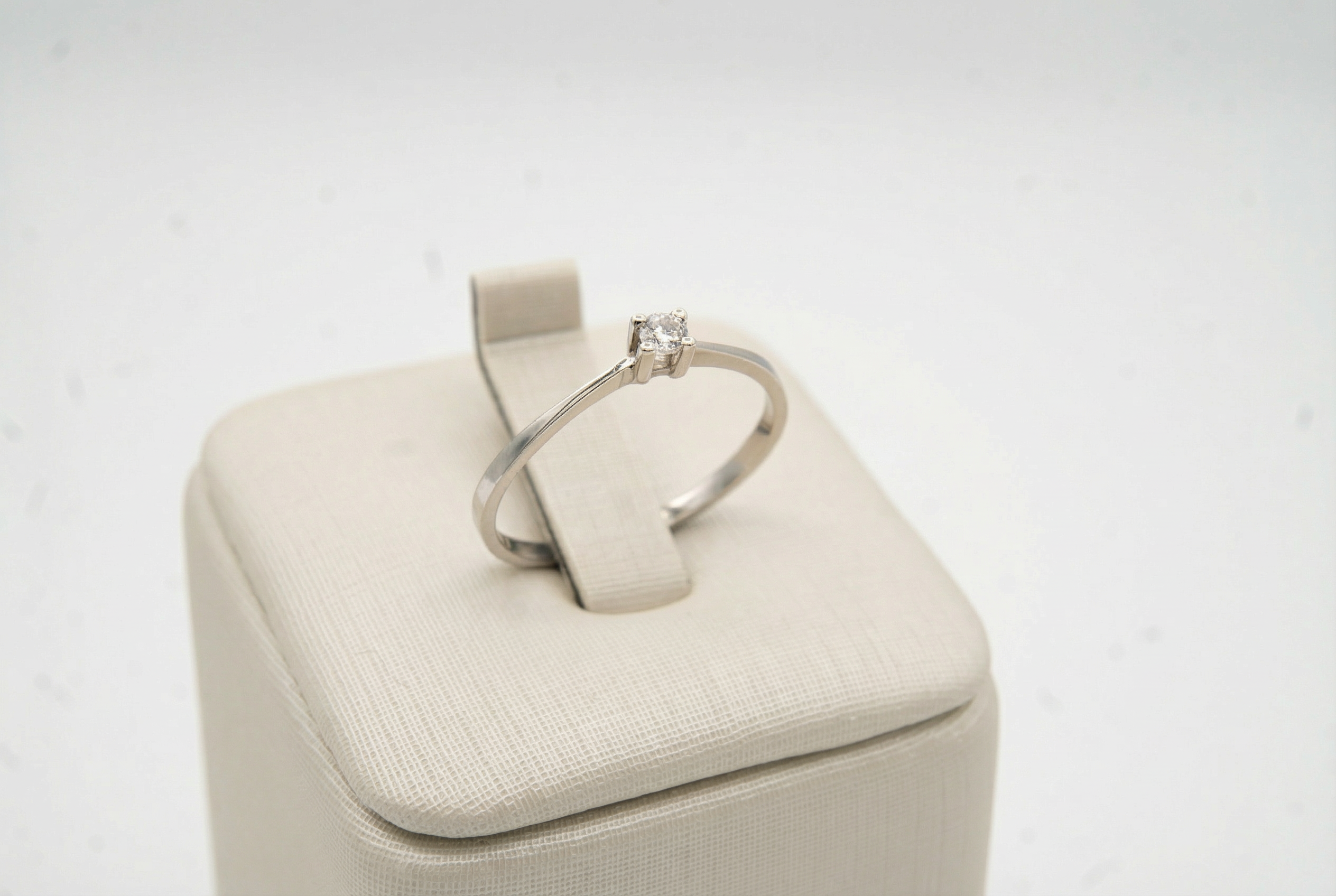 Anel Solitário em Ouro Branco 18K com Diamante — Lapidação Brilhante 7 Pontos