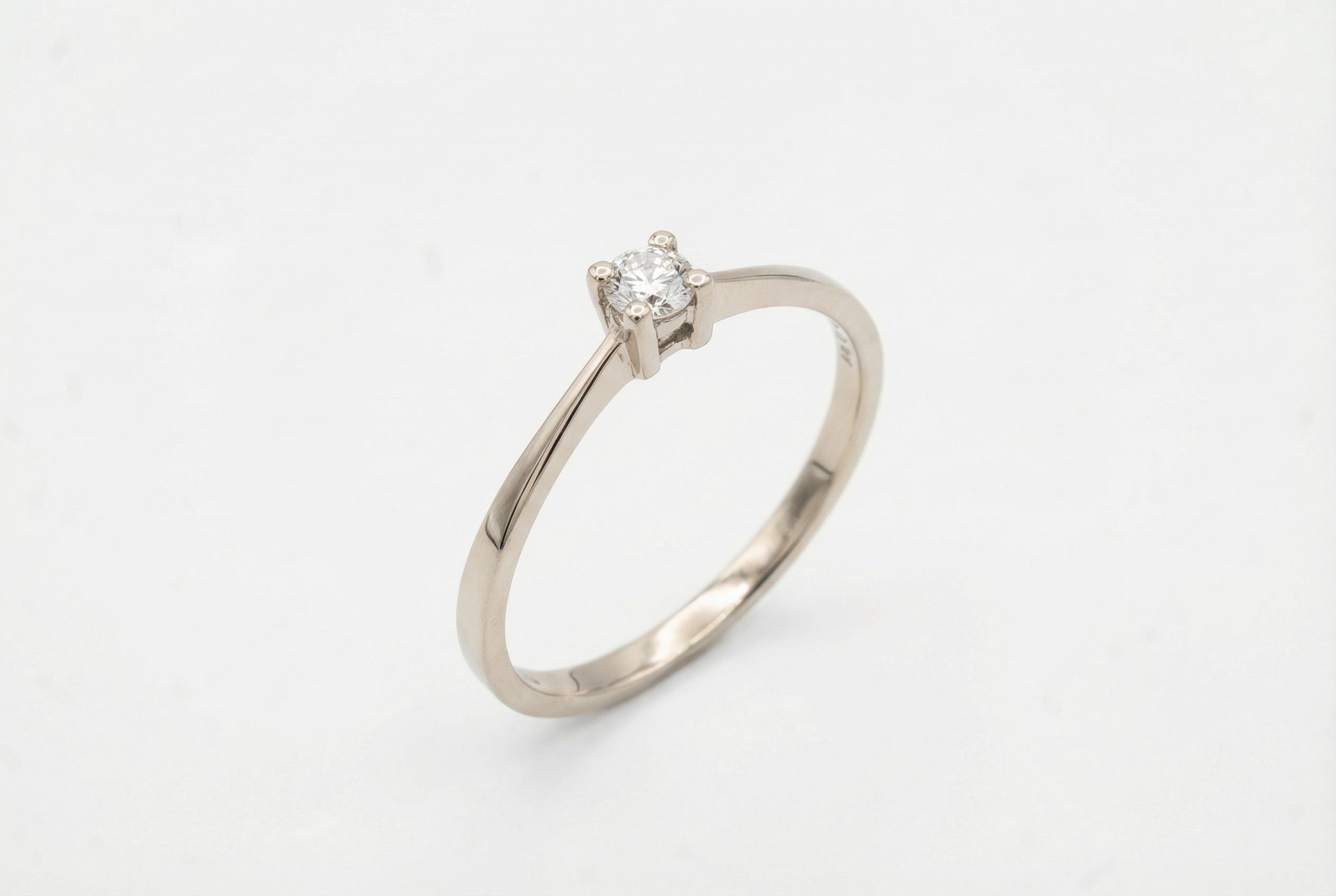 Anel Solitário em Ouro Branco 18K com Diamante — Lapidação Brilhante 7 Pontos