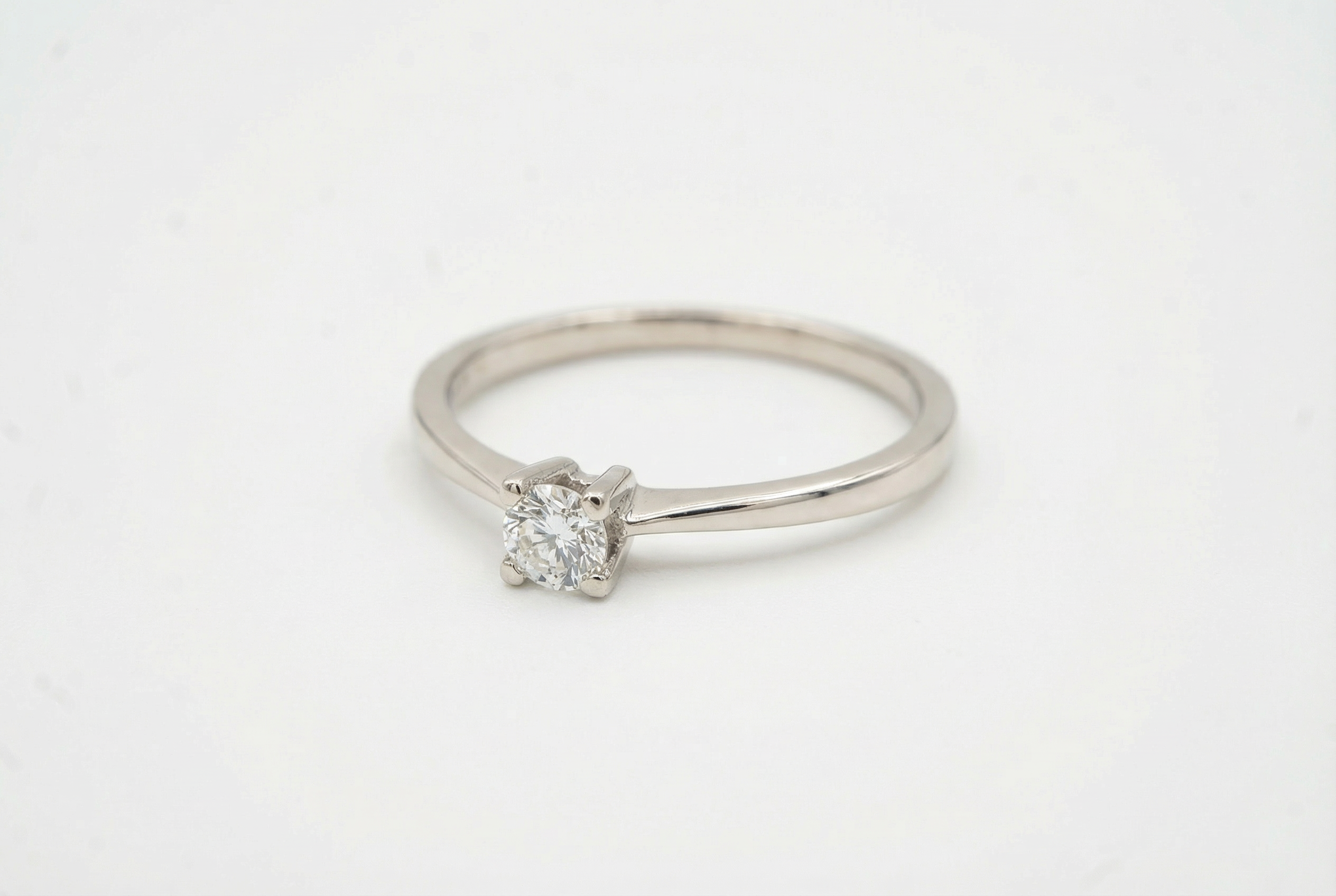 Anel Solitário em Ouro Branco 18K com Diamante — Lapidação Brilhante 7 Pontos