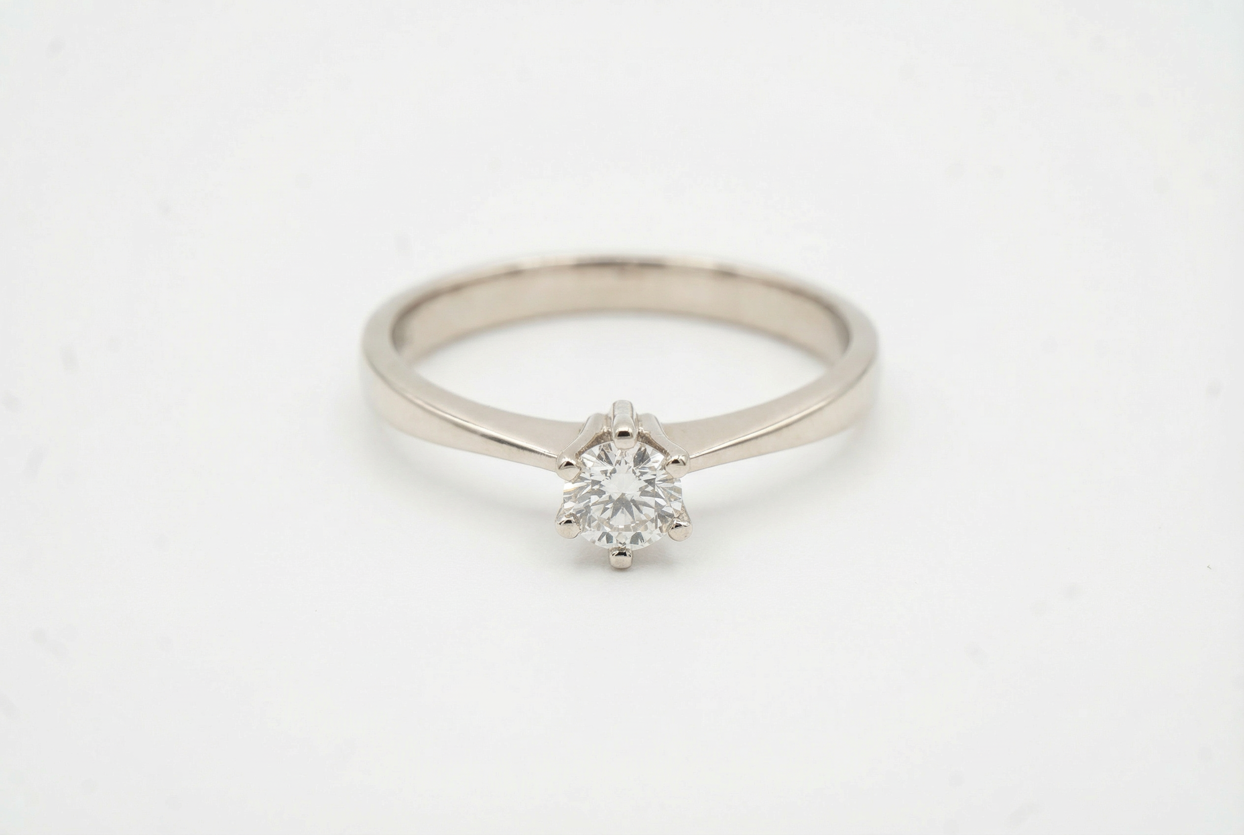 Anel Solitário em Ouro Branco 18K com Diamante — Lapidação Brilhante 15 Pontos