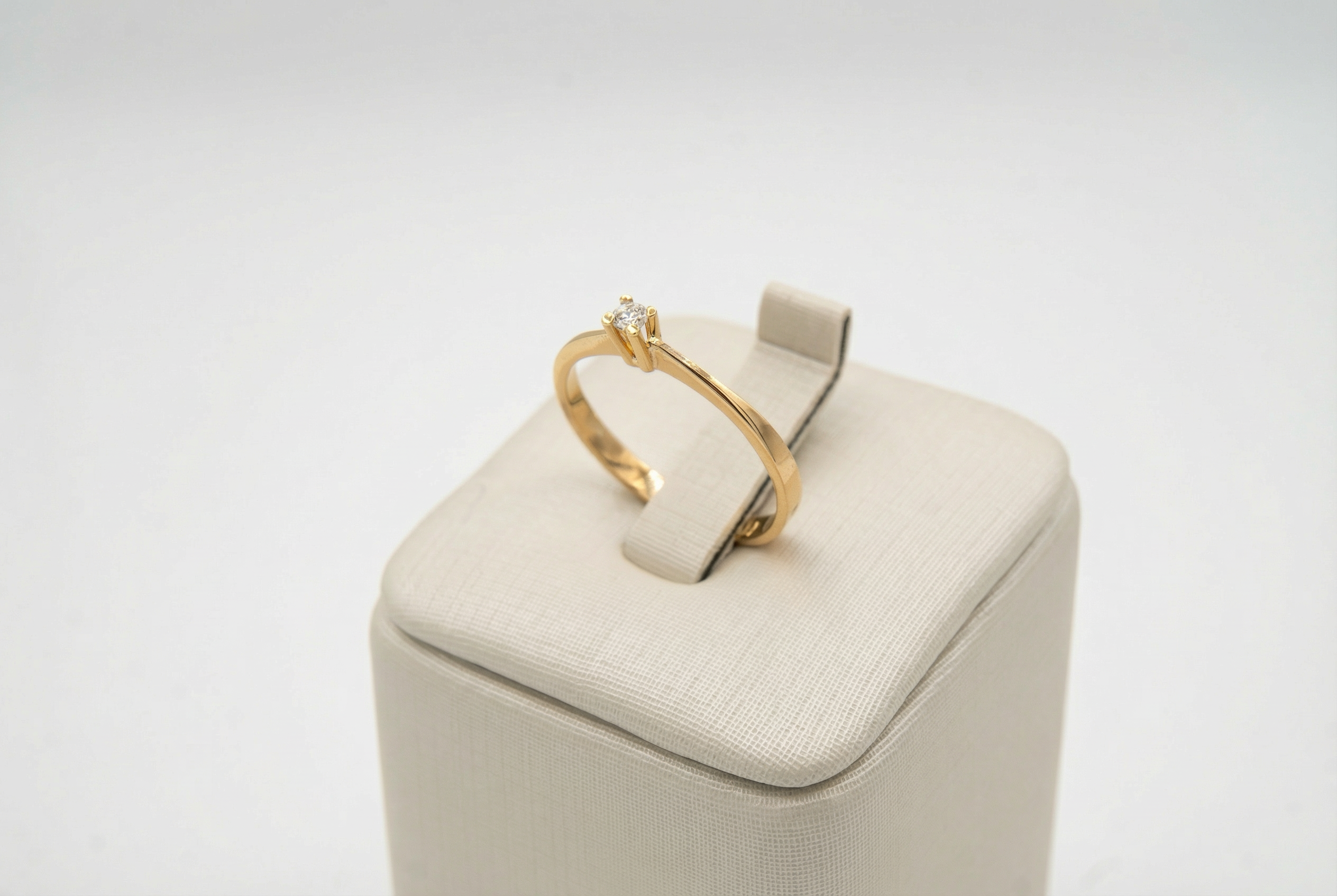 Anel Solitário em Ouro 18K com Diamante — Lapidação Brilhante 5 Pontos