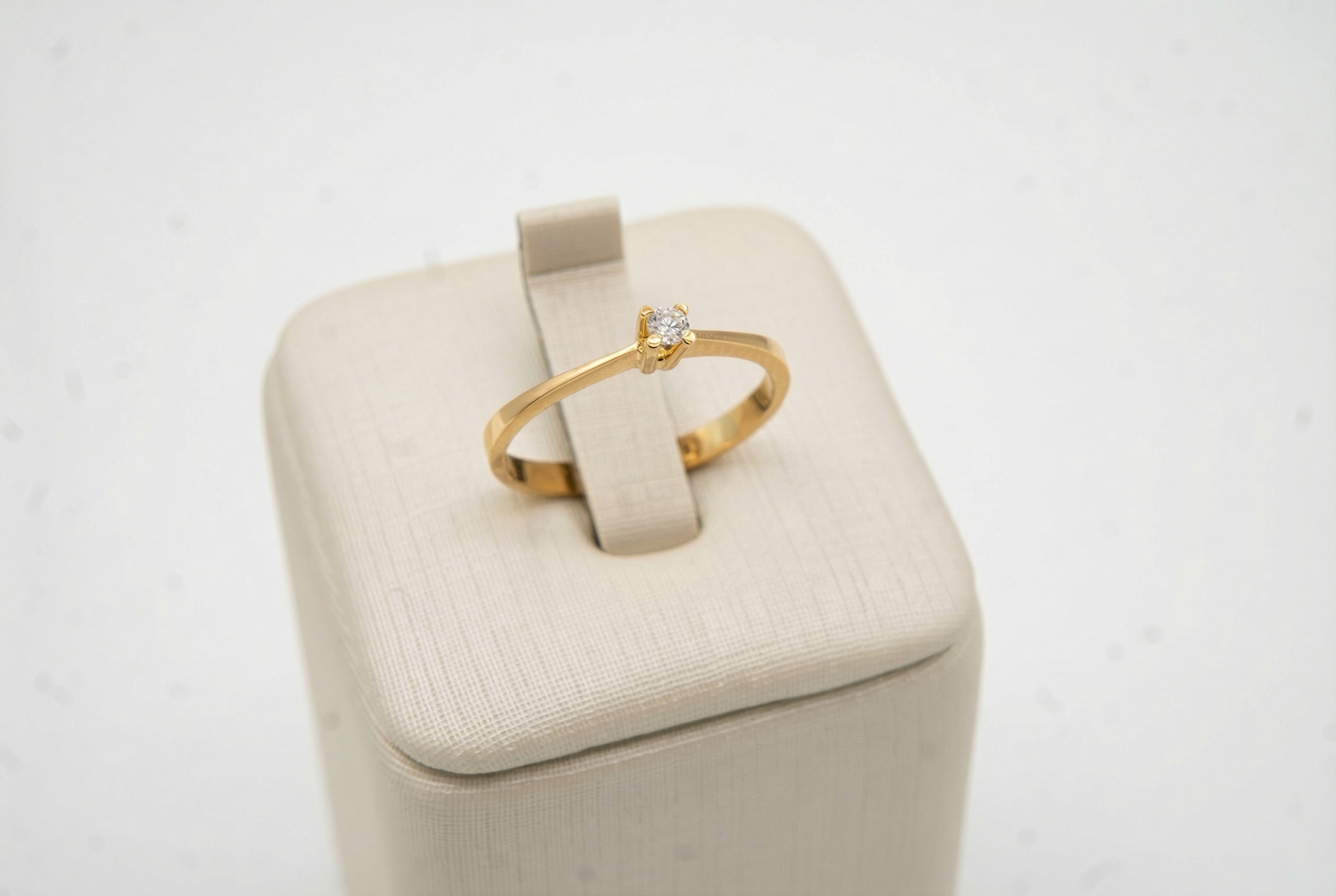 Anel Solitário em Ouro 18K com Diamante — Lapidação Brilhante 5 Pontos
