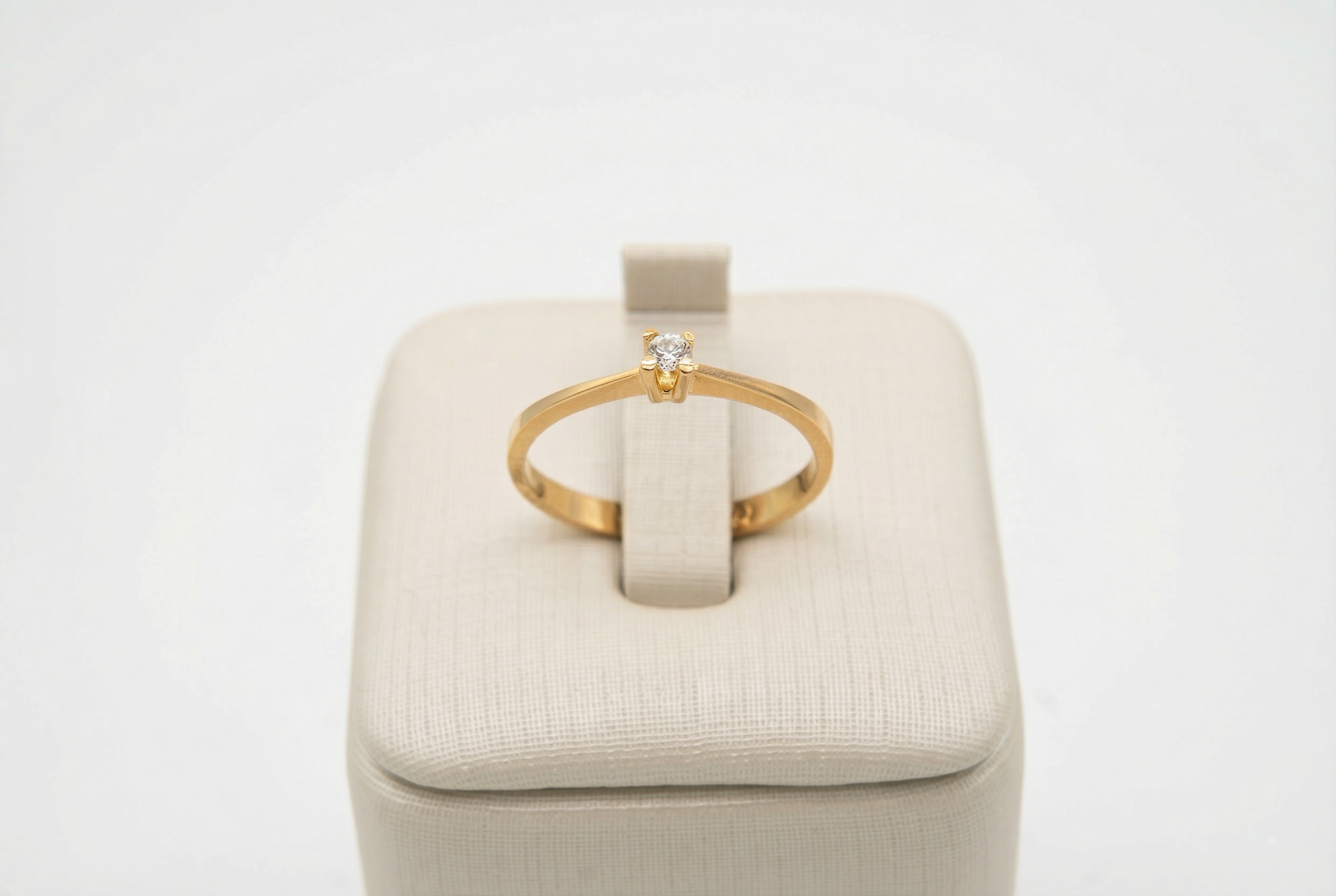 Anel Solitário em Ouro 18K com Diamante — Lapidação Brilhante 5 Pontos