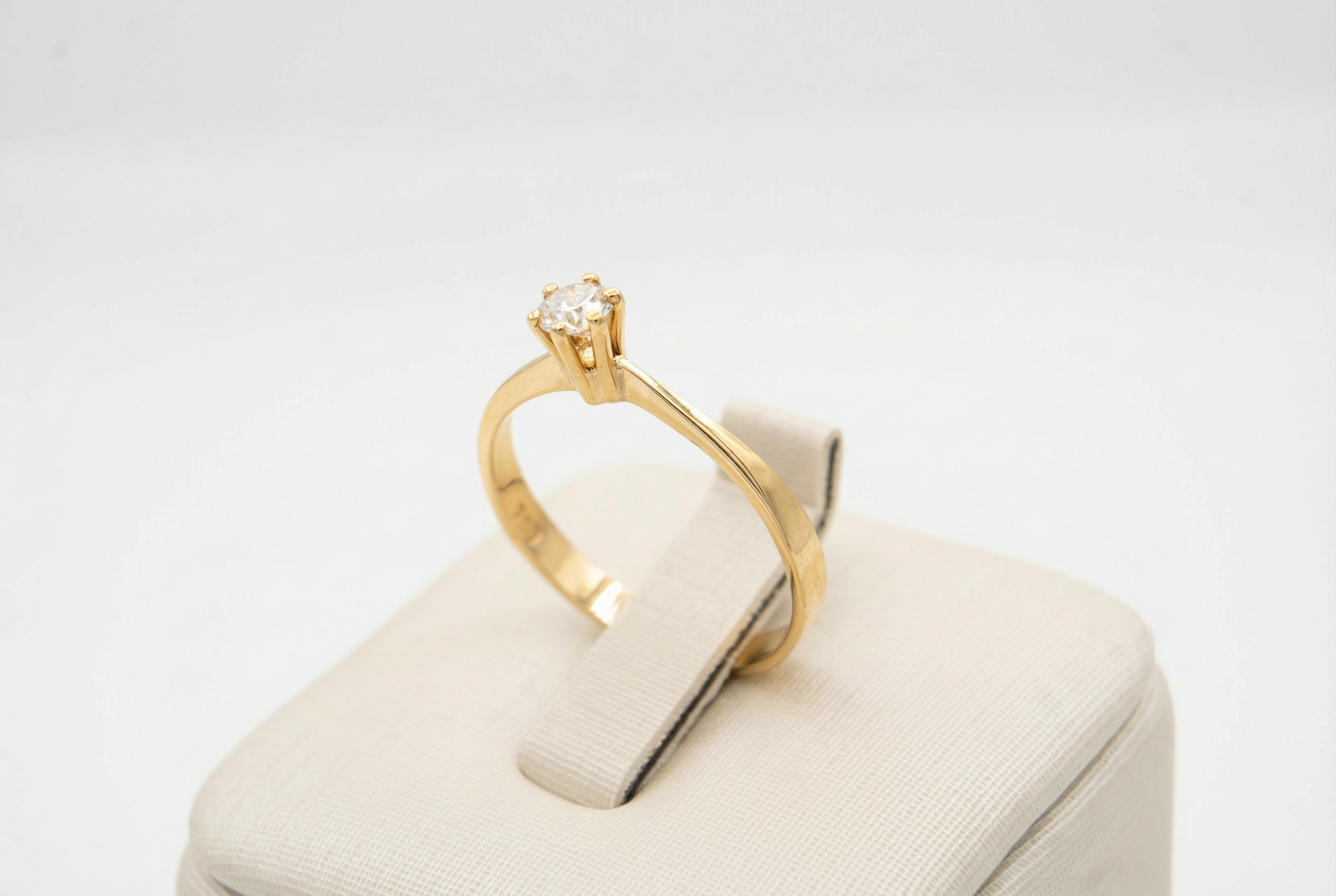 Anel Solitário em Ouro 18K com Diamante — Lapidação Brilhante 20 Pontos