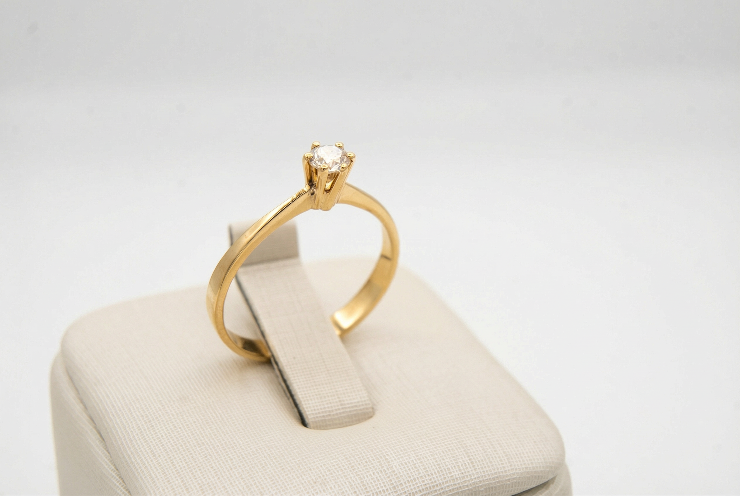 Anel Solitário em Ouro 18K com Diamante — Lapidação Brilhante 20 Pontos