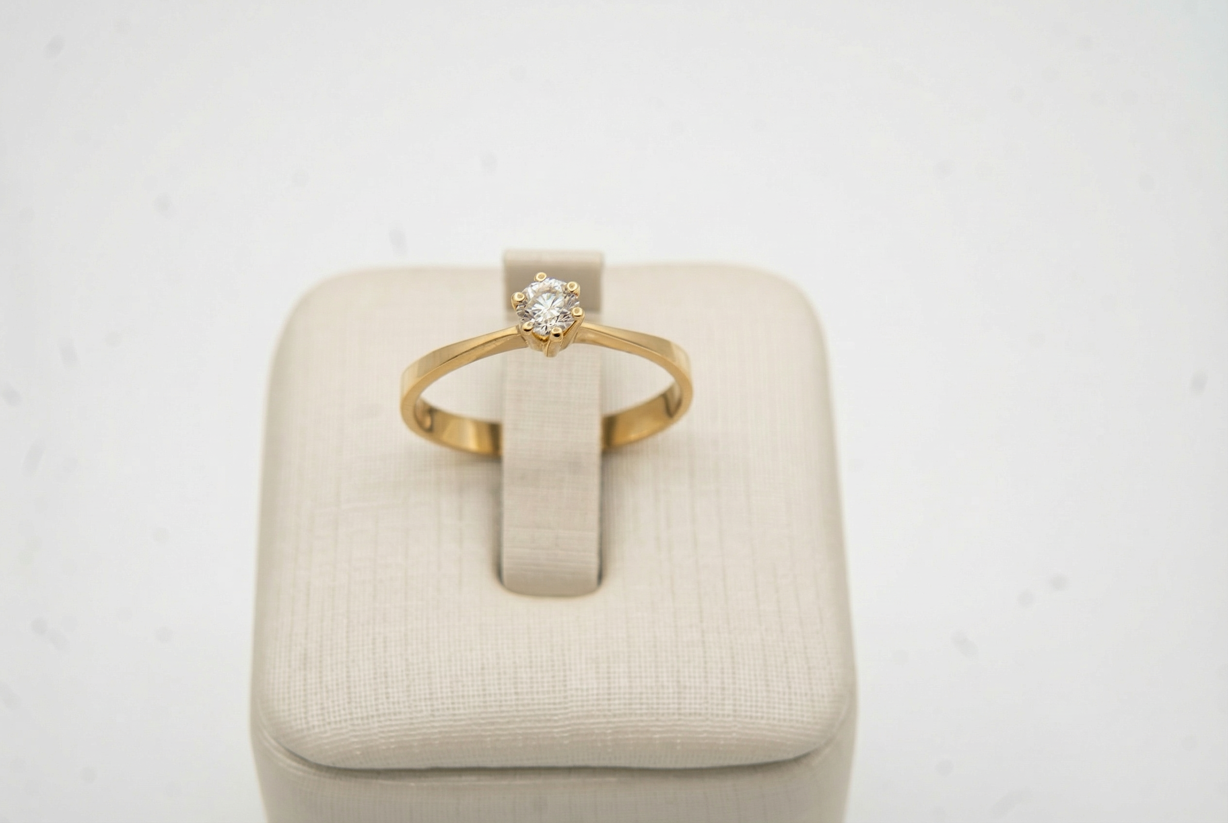 Anel Solitário em Ouro 18K com Diamante — Lapidação Brilhante 20 Pontos