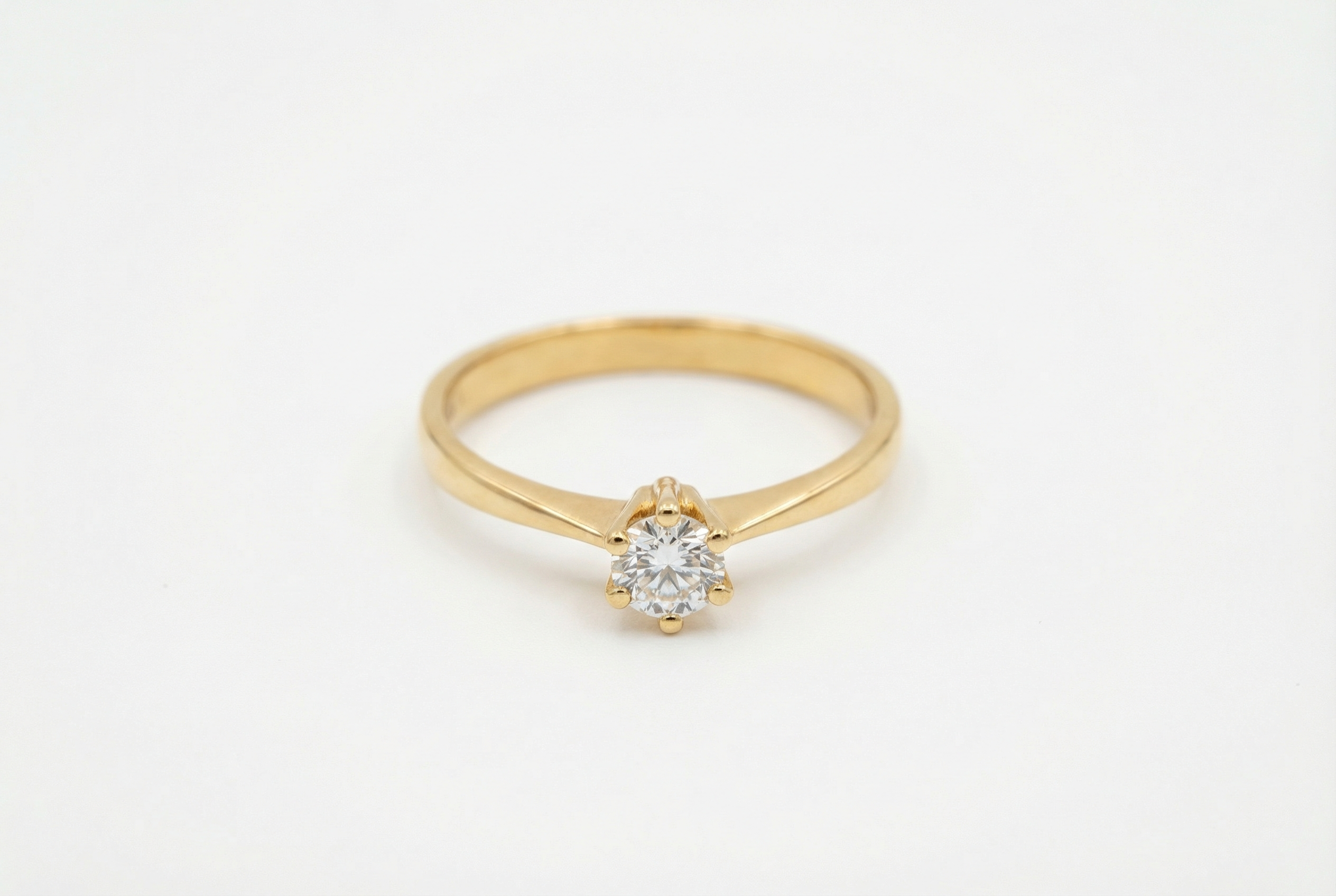 Anel Solitário em Ouro 18K com Diamante — Lapidação Brilhante 20 Pontos