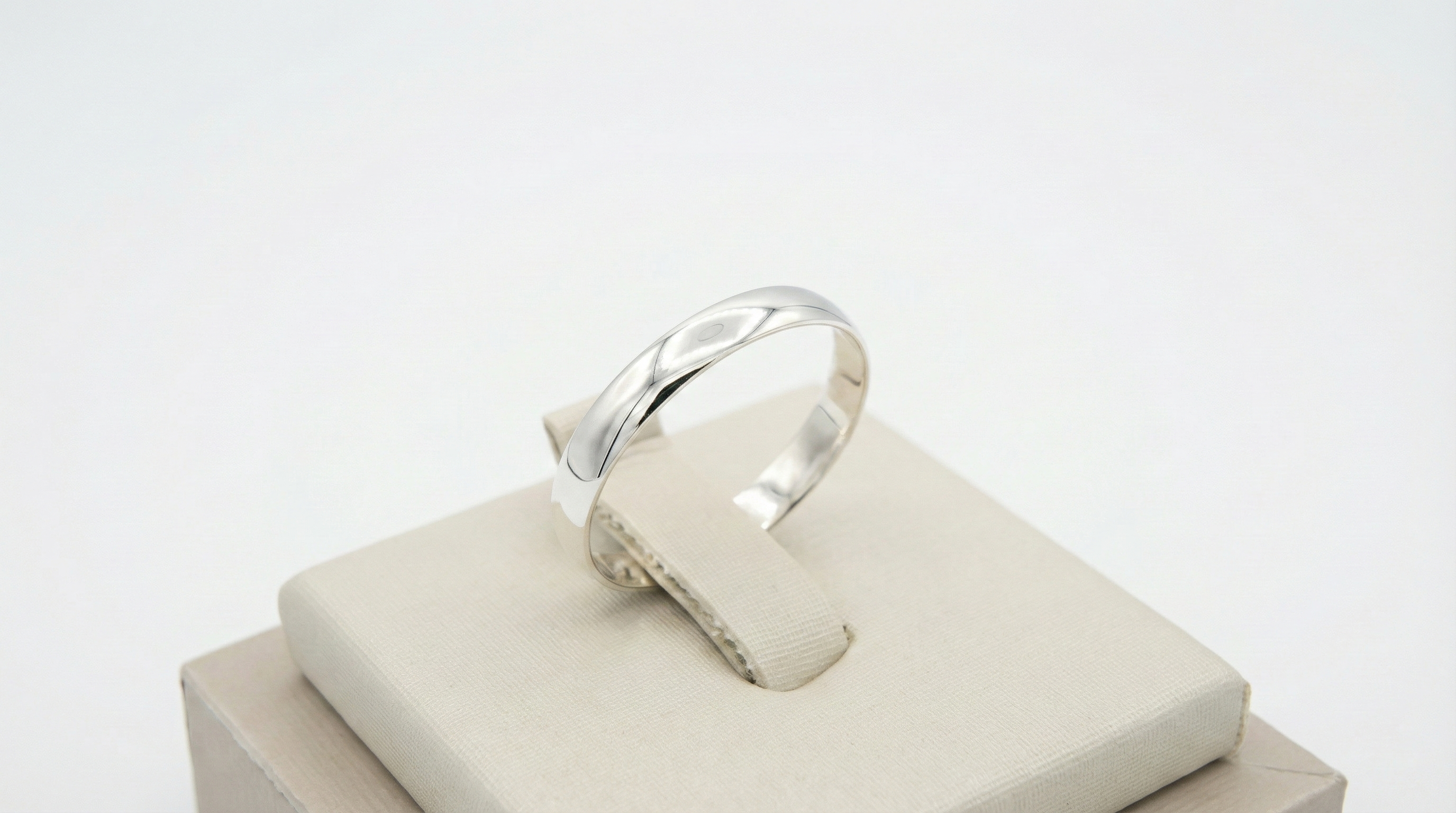 Aliança Prata 925 Borda Arredondada + Pedra de Diamante