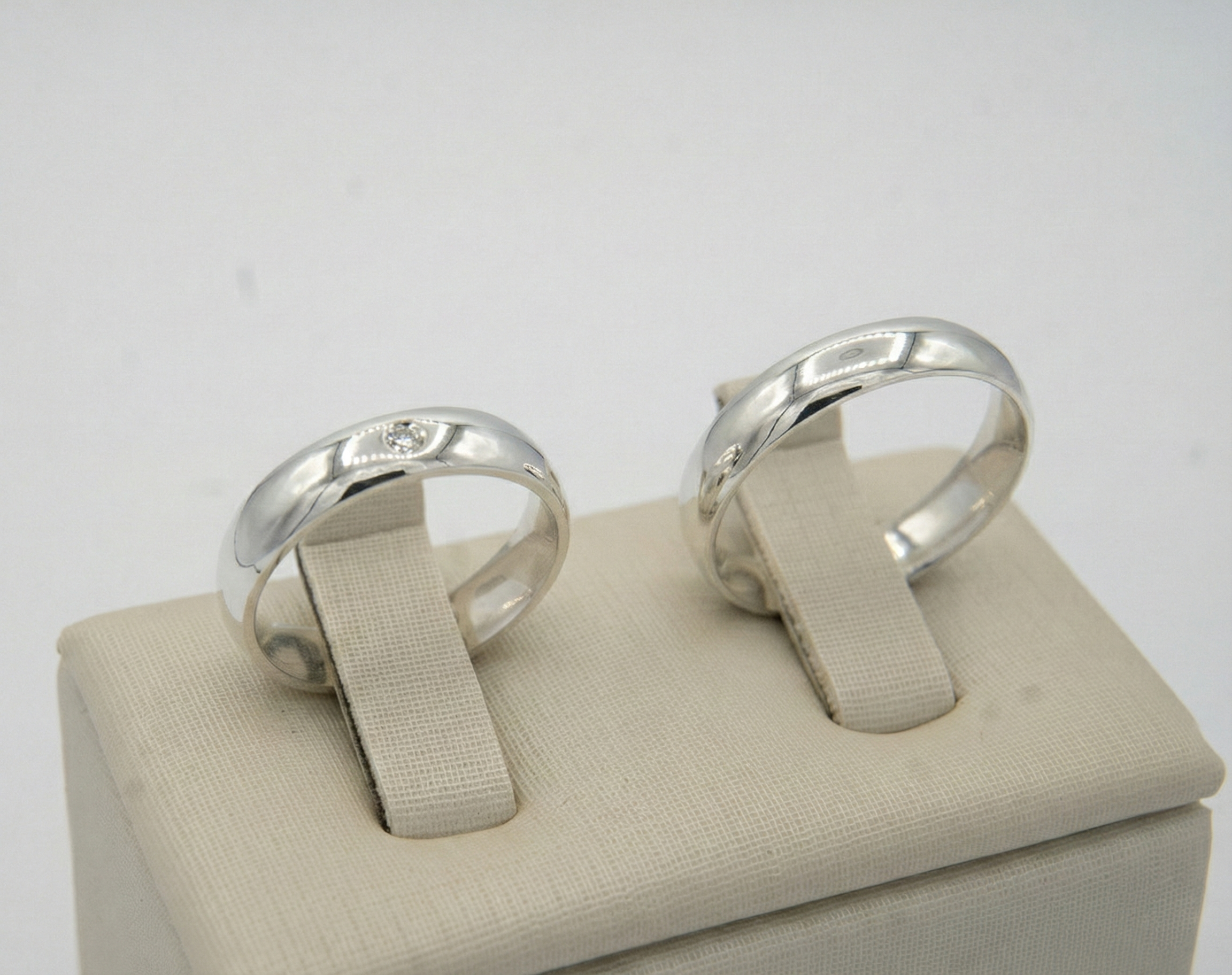 Aliança Prata 925 Borda Arredondada + Pedra de Diamante